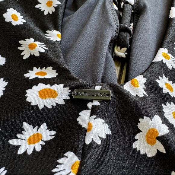 Volcom Women’s Ur A Daisy Long Sleeve One Piece Swimsuit | Size: Xtra Small - Picture 4 of 7